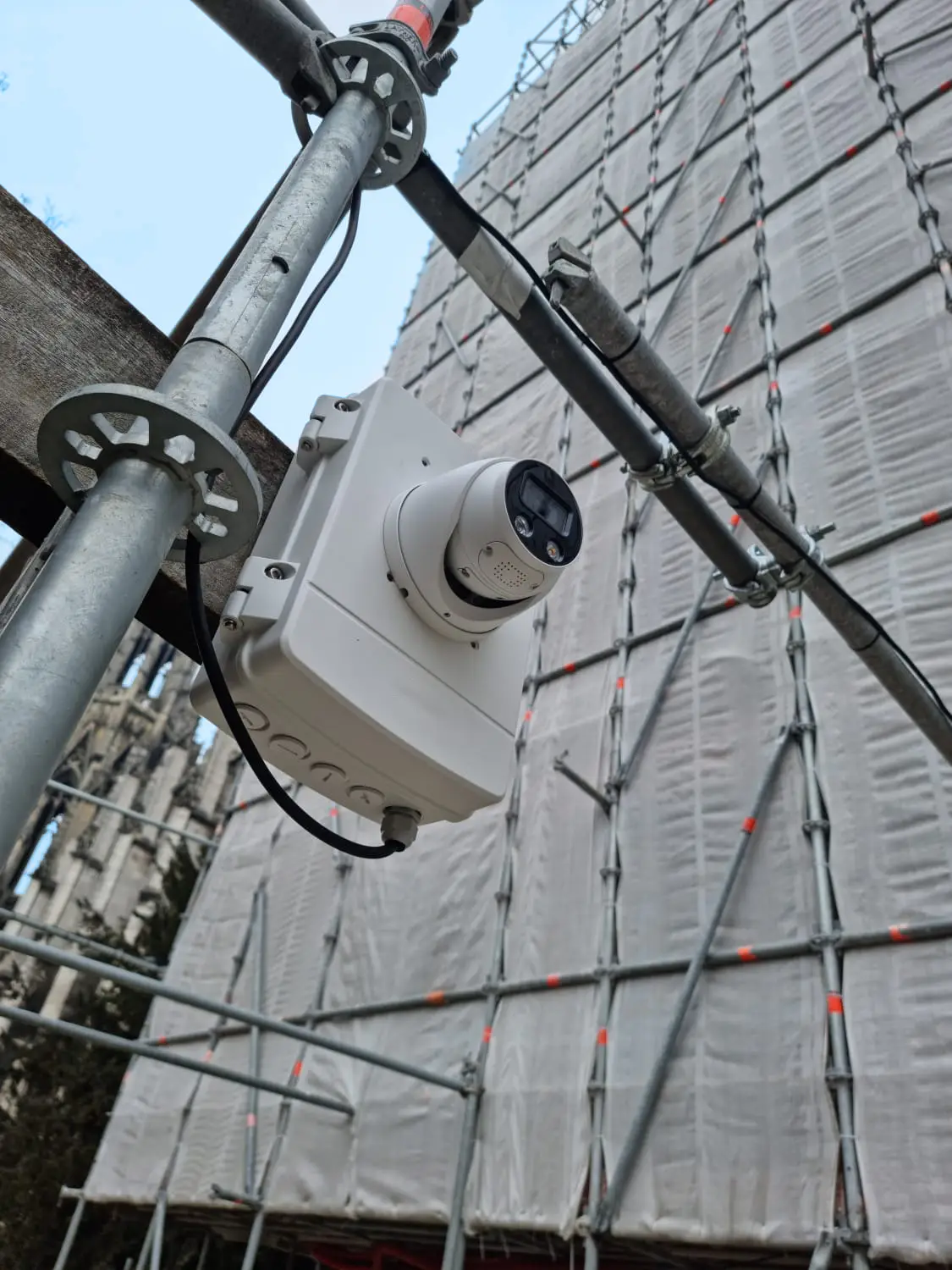 Caméra de chantier 4G installée par GIPS Alternative pour une surveillance en temps réel via réseau mobile